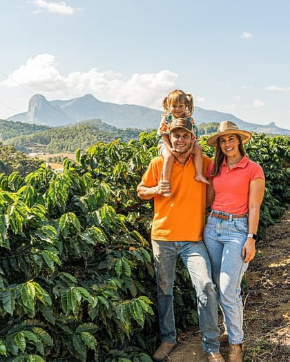 Família sorrindo na lavoura